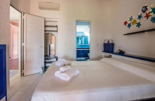 GuestHost - Villa With Private Garden, Parking & Shared Pool! - Foto 17