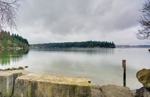 Central 4-Acre Cottage with Deck Walk to Bay! - Foto 3