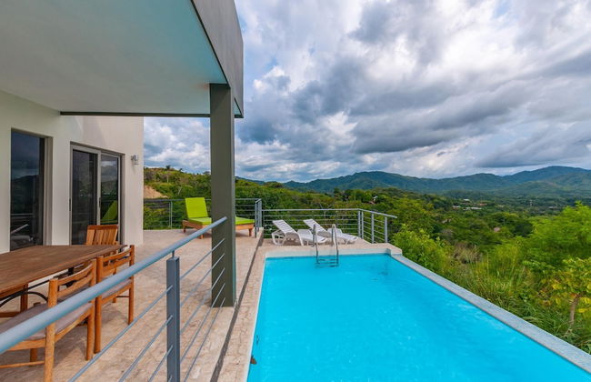 Modern Hillside Home with Sleek Interiors and Panoramic Poolside Views - Foto 26