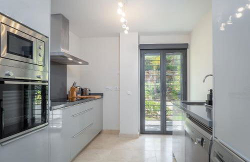 Amazing Two Bedroom Apartment in Los Flamingos, Marbella - Photo 1