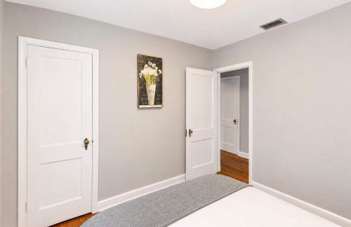 Stately 5BR Historic Retreat - CozySuites - Foto 16