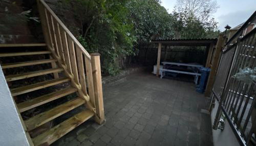 New city flat, 3 x double bed en-suite bedrooms, private kitchen & lounge, free private parking & own workspaces - Foto 2, Garden, Garden view