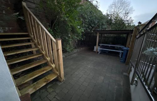 New city flat, 3 x double bed en-suite bedrooms, private kitchen & lounge, free private parking & own workspaces - Foto 2