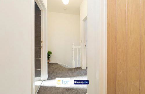 Explore Welsh Wonders, 3 Bedroom House By The One Retreats Short Lets & Serviced Accommodation Treharris - Foto 11