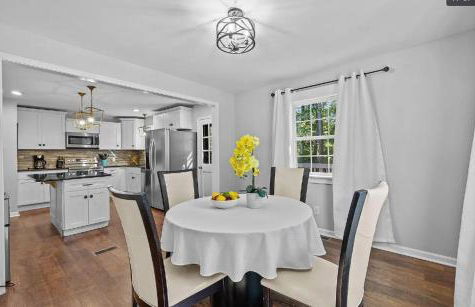 Stylish 4BR Getaway with Game Room, Grills & Cozy Outdoor Fire-Pit - Foto 29