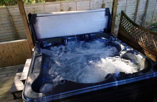 Wildwood Cabin - Sleeps 6 Hot Tub & Parking - Foto 4