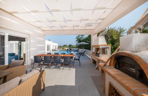 Villa Ami, Roda, Corfu: 10 guests, heated pool, private mini golf, pool table & more!! - Foto 26