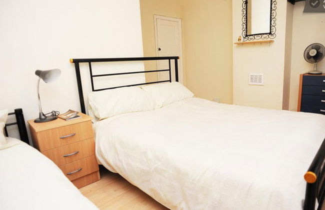 House - Sleeps 5, Private Garden & Free Parking - Photo 2