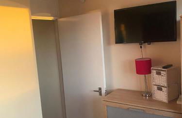 "Snooze Central" - City Centre Apartments above Victoria Centre Shopping Centre with full Kitchen in Milton Street - up to 4 Beds - most Central Location next to the Hilton Hotel - Outdoor Parking for Cars or Vans five pounds a day - Sunday 1pm Check-Out - Photo 47