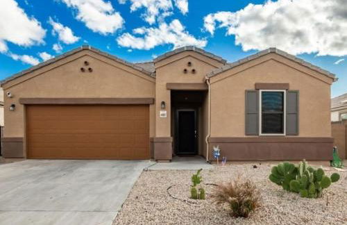 Tropical Desert Oasis Phoenix 5BR 3Bath with Outdoor Tiki Bar & BBQ - Photo 38