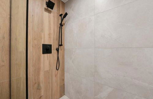 Modern 2BR2BA Condo Free Parking and Balcony - Foto 30