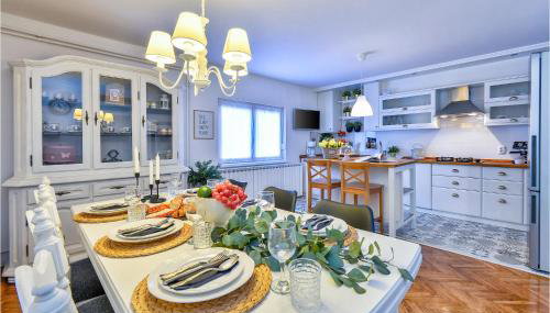 3 Bedroom Cozy Home In Gornje Plavnice - Foto 5