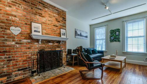 3BR Colonial House with Parking by CozySuites - Foto 1