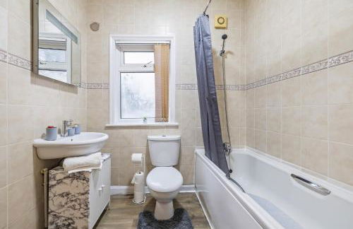 Spacious 4 Bedroom Home Near City Centre Sleeps 11 with Free Parking - Foto 54