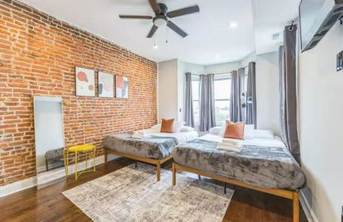 Lovely 2BR w Patio - 10 mins to DT - Sleeps 10 - Foto 17