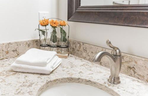 Amazing Lakefront Retreat On Long Lake! 2 Bedroom Home by RedAwning - Foto 60