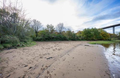 Cosy Lodge Getaway with Private Beach & Fireplace - Foto 48