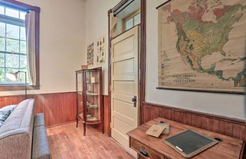 Renovated WV Schoolhouse History Buffs Heaven! - Foto 11