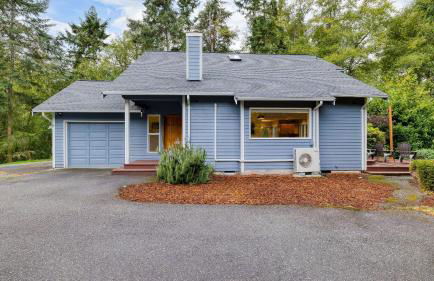 Forest Front Home w Fire Pit Mins to Beaches Wineries Trails Cedarview Retreat by AvantStay - Foto 37