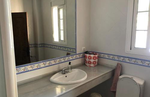 Moderno y amplio chalet, con piscina privada - Foto 41