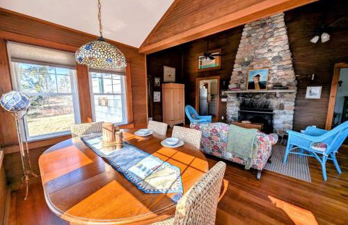 Picturesque Waterfront Cottage with Waterfall Views, Fireplace & Deck, Near Acadia National Park in Gouldsboro, Maine - Foto 10