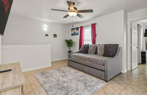 8 Mins to SPI Beach Spacious 3BR with Backyard - Foto 29