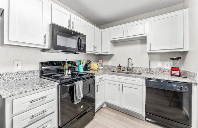 Comfy 2BR King Suite w Gym Pool Close to DT - Foto 11