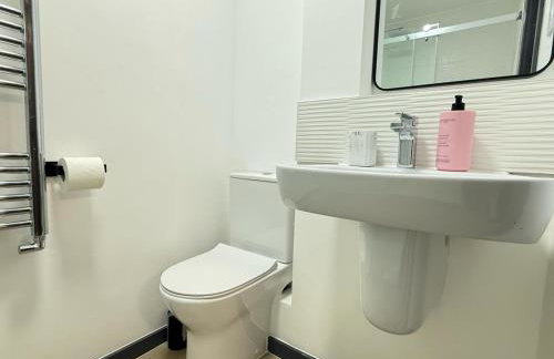 Elegant 2-Bed Apartment with AC, Sleeps 6, Free Parking, Netflix, WiFi, New build - Photo 14