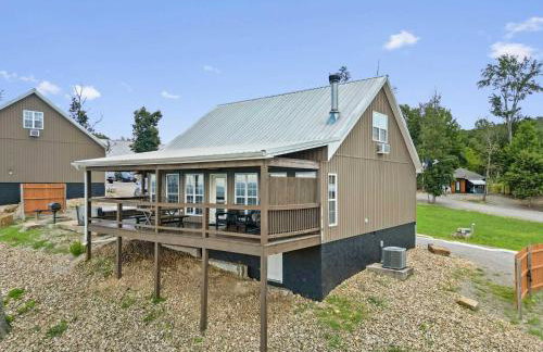 Wood Haven Cabin with a hot tub fire pit & indoor pool - Photo 35