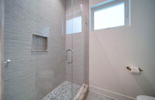 Modern Rooftop Townhome w Hot Tub & Skyline Views - Photo 26