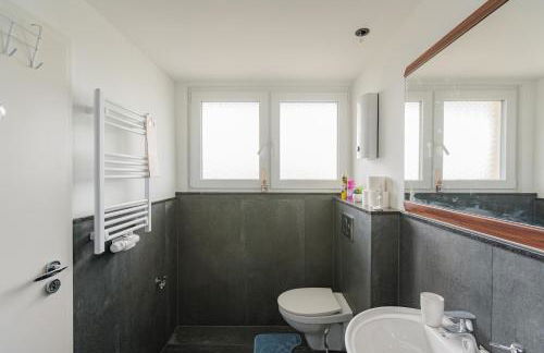 - Stellar Haven Deluxe with Cosmic Design - 3-Room Space-Themed Apartment 75 qm - Central Location - Balcony - Renovated 2024 with TV & Netflix - Full Kitchen - Free Parking - Near Metro & Airport - Galaxy-Inspired Interior - - Photo 33