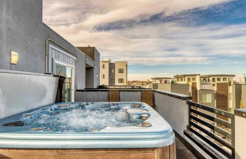 Walk to Empower Field Townhome with Hot Tub! - Foto 44