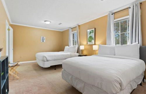 Large Fenced Yard near Midtown- Shamrock Stay - Foto 8