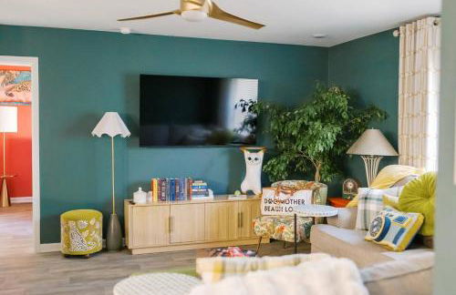 Chic Dog-Friendly 4BR | OWA + Beach + Fenced Yard - Foto 48