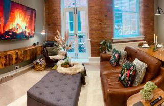 The Fifth Quarters, Grade II Listed Apartment, The Lace Market, NG1, City Centre, Nottingham, Sleeps 4 - Photo 3