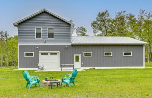 Pet Friendly Higgins Lake Home Firepit and Yard - Foto 29