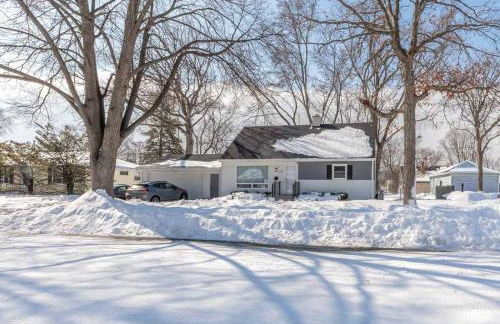 4BR 2BA Dog Friendly 3 Kings Walk to Lambeau - Photo 2