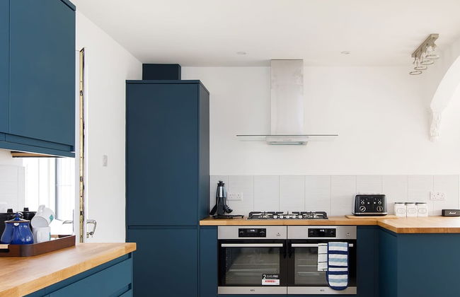 Bright Modern 4 br House 100 Metres From Beach - Photo 7