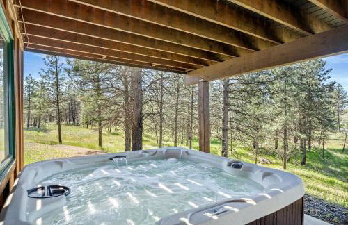 Spacious Rustic Cabin Rental with a Hot Tub in Cheney, Washington - Foto 14