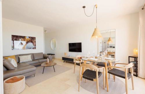 Modern beachside Penthouse with amazing sea views in Costabella, Marbella - Photo 12