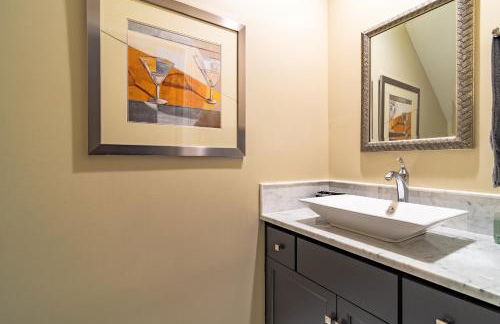 Luxurious Gold Coast 4BR 4-Story Villa with Parking Sleeps 12 Guests - Photo 39