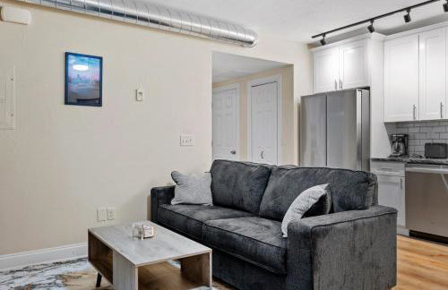 Upscale King Bed Suite ADA with Free Parking - Foto 7