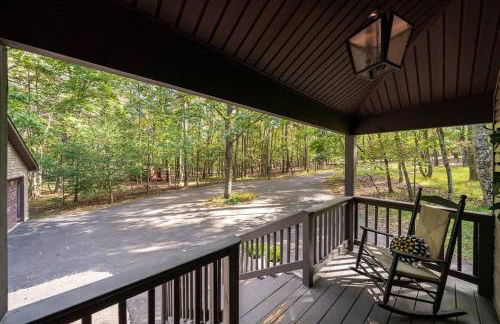 Secluded Retreat w Hot Tub, FirePit & Pool Access - Foto 35