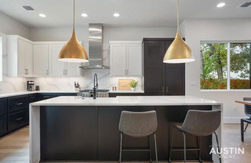 Luxurious Modernism with Private Hot Tub and Garage - Foto 17