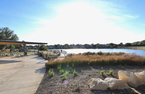 Gorgeous 4 bedroom 2,5 bath Home with Heated Pool, Spa & Game Room close to DFW Airport - Photo 13