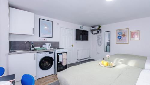Jephsons Lodge Studio 5 - Free Parking, Prime, WiFi, Gorgeous Basement Studio - Foto 5, towels, stove
