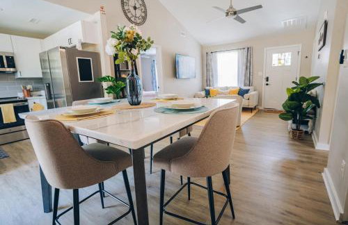 City Retreat - 4 Bedroom Oasis with King & Private Yard near Downtown - Foto 2