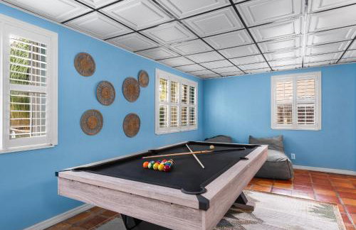 Centrally Located 4BD Oasis with Pool & Movie Patio - Foto 48