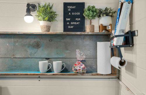 Tiny Home w MIL suite - 3 MI to DT - Foto 78