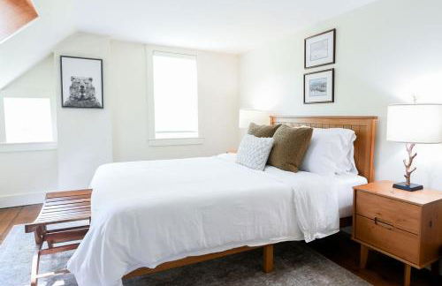 1820 House - VT Charm + Modern Comforts + Hot Tub - Foto 13